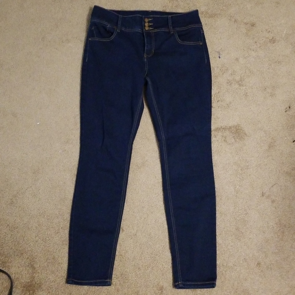 D. Jeans skinny blue jeans.